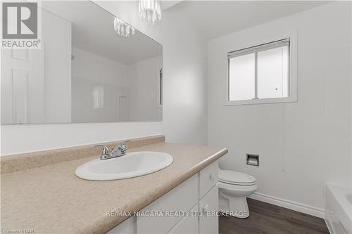 19 Colonial Street, Welland (767 - N. Welland), ON - Indoor Photo Showing Bathroom