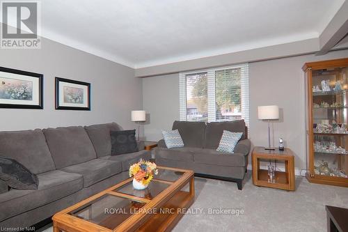 32 Ramsey Street, St. Catharines (443 - Lakeport), ON - Indoor Photo Showing Living Room