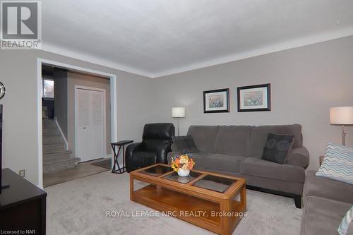 32 Ramsey Street, St. Catharines (443 - Lakeport), ON - Indoor Photo Showing Living Room