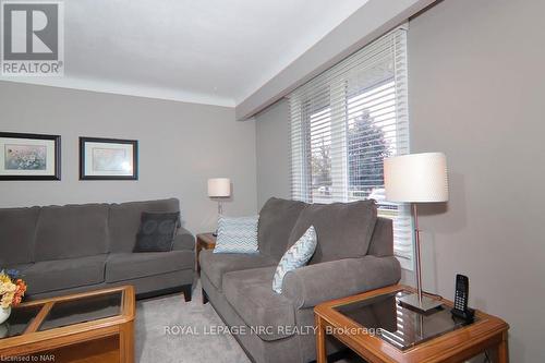 32 Ramsey Street, St. Catharines (443 - Lakeport), ON - Indoor Photo Showing Living Room