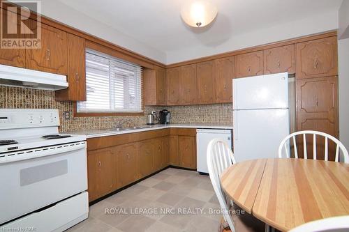 32 Ramsey Street, St. Catharines (443 - Lakeport), ON - Indoor Photo Showing Kitchen