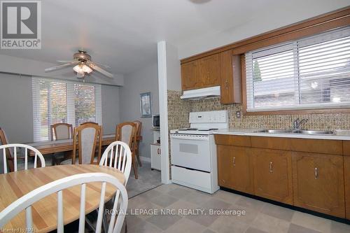 32 Ramsey Street, St. Catharines (443 - Lakeport), ON - Indoor Photo Showing Kitchen With Double Sink