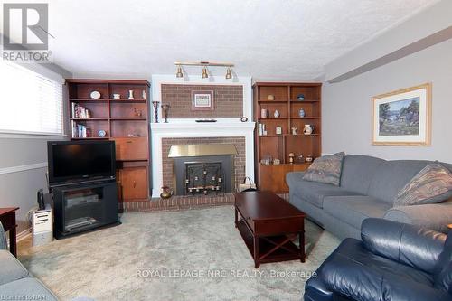 32 Ramsey Street, St. Catharines (443 - Lakeport), ON - Indoor Photo Showing Living Room With Fireplace