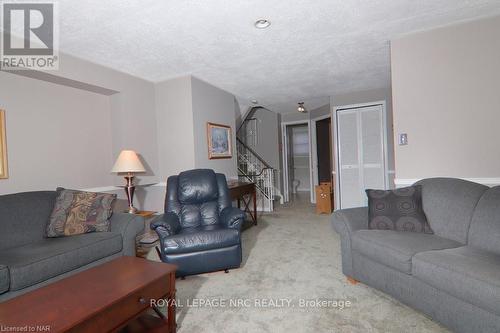 32 Ramsey Street, St. Catharines (443 - Lakeport), ON - Indoor Photo Showing Living Room