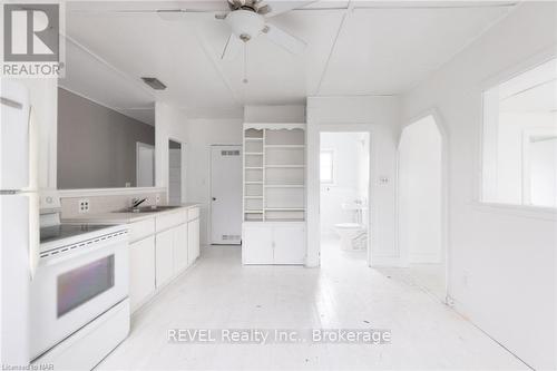 3042 Bethune Avenue, Fort Erie (335 - Ridgeway), ON - Indoor Photo Showing Kitchen