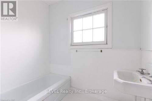 3042 Bethune Avenue, Fort Erie (335 - Ridgeway), ON - Indoor Photo Showing Bathroom