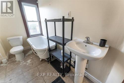 5333 College Crescent, Niagara Falls (210 - Downtown), ON - Indoor Photo Showing Bathroom