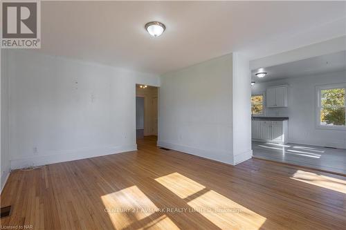 1408 Garrison Road, Fort Erie (334 - Crescent Park), ON - Indoor Photo Showing Living Room