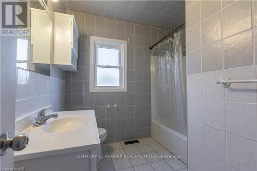 1408 Garrison Road, Fort Erie (334 - Crescent Park), ON - Indoor Photo Showing Bathroom