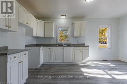 1408 Garrison Road, Fort Erie (334 - Crescent Park), ON - Indoor Photo Showing Kitchen