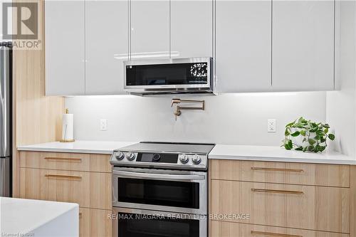 75 - 154 Port Robinson Road, Pelham (662 - Fonthill), ON - Indoor Photo Showing Kitchen With Upgraded Kitchen