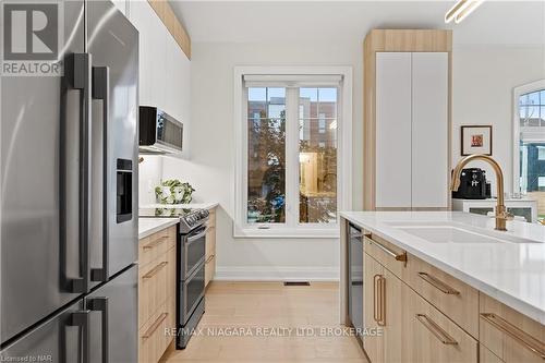 75 - 154 Port Robinson Road, Pelham (662 - Fonthill), ON - Indoor Photo Showing Kitchen With Upgraded Kitchen