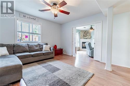 6519 Harper Drive, Niagara Falls (212 - Morrison), ON - Indoor Photo Showing Living Room