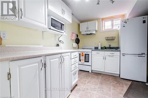 6519 Harper Drive, Niagara Falls (212 - Morrison), ON - Indoor Photo Showing Kitchen