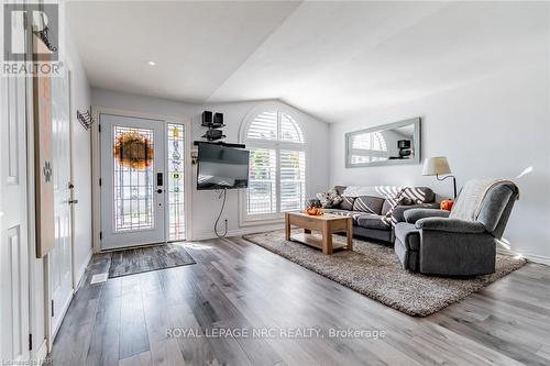 6519 Harper Drive, Niagara Falls (212 - Morrison), ON - Indoor Photo Showing Living Room