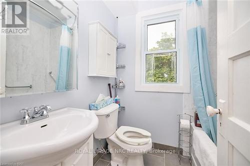 33 Merigold Street, St. Catharines (458 - Western Hill), ON - Indoor Photo Showing Bathroom