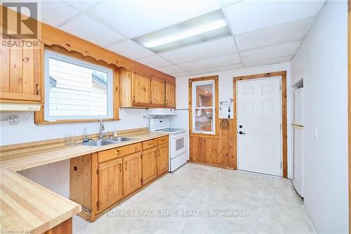 33 Merigold Street, St. Catharines (458 - Western Hill), ON - Indoor Photo Showing Kitchen With Double Sink