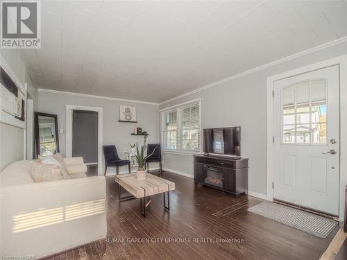 26 Philip Street, St. Catharines (456 - Oakdale), ON - Indoor Photo Showing Living Room