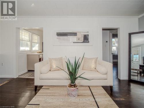 26 Philip Street, St. Catharines (456 - Oakdale), ON - Indoor Photo Showing Living Room