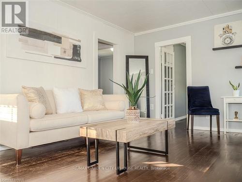 26 Philip Street, St. Catharines (456 - Oakdale), ON - Indoor Photo Showing Living Room