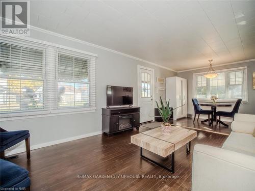 26 Philip Street, St. Catharines (456 - Oakdale), ON - Indoor Photo Showing Living Room