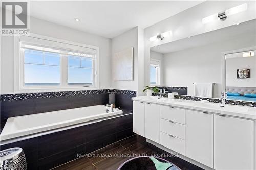 60 Waterview Lane, Grimsby (540 - Grimsby Beach), ON - Indoor Photo Showing Bathroom