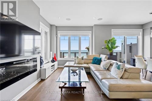 60 Waterview Lane, Grimsby (540 - Grimsby Beach), ON - Indoor Photo Showing Living Room