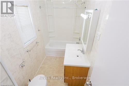 46 Edgar Street, Welland (769 - Prince Charles), ON - Indoor Photo Showing Bathroom