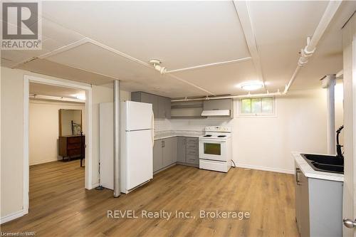 46 Edgar Street, Welland (769 - Prince Charles), ON - Indoor Photo Showing Kitchen