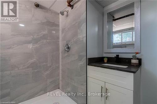 46 Edgar Street, Welland (769 - Prince Charles), ON - Indoor Photo Showing Bathroom