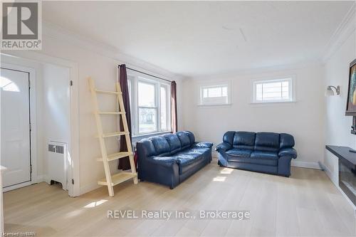 46 Edgar Street, Welland (769 - Prince Charles), ON - Indoor Photo Showing Living Room