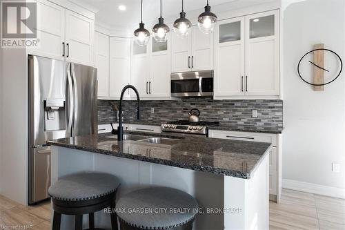 23 Willowbrook Drive, Welland (770 - West Welland), ON - Indoor Photo Showing Kitchen With Double Sink With Upgraded Kitchen