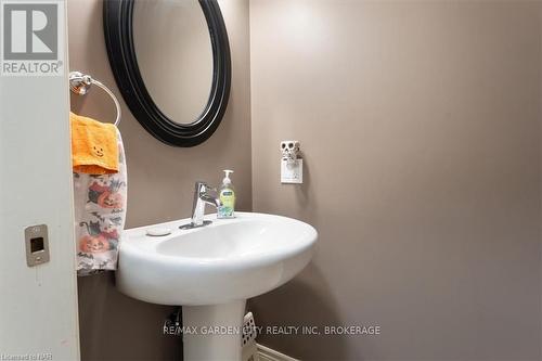 23 Willowbrook Drive, Welland (770 - West Welland), ON - Indoor Photo Showing Bathroom