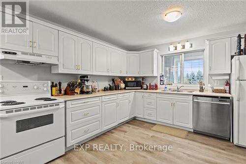 1213 Queenston Road, Niagara-On-The-Lake (105 - St. Davids), ON - Indoor Photo Showing Kitchen With Double Sink