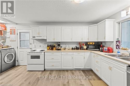 1213 Queenston Road, Niagara-On-The-Lake (105 - St. Davids), ON - Indoor Photo Showing Kitchen With Double Sink