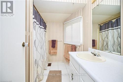 2 - 5982 Dunn Street, Niagara Falls (217 - Arad/Fallsview), ON - Indoor Photo Showing Bathroom