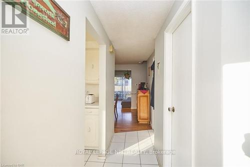 2 - 5982 Dunn Street, Niagara Falls (217 - Arad/Fallsview), ON - Indoor Photo Showing Other Room