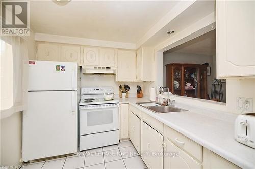 2 - 5982 Dunn Street, Niagara Falls (217 - Arad/Fallsview), ON - Indoor Photo Showing Kitchen