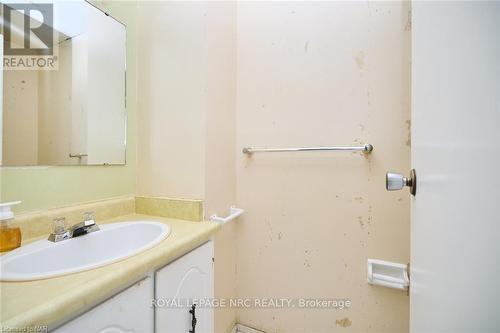 2 - 5982 Dunn Street, Niagara Falls (217 - Arad/Fallsview), ON - Indoor Photo Showing Bathroom