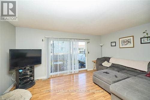 2 - 5982 Dunn Street, Niagara Falls (217 - Arad/Fallsview), ON - Indoor Photo Showing Living Room