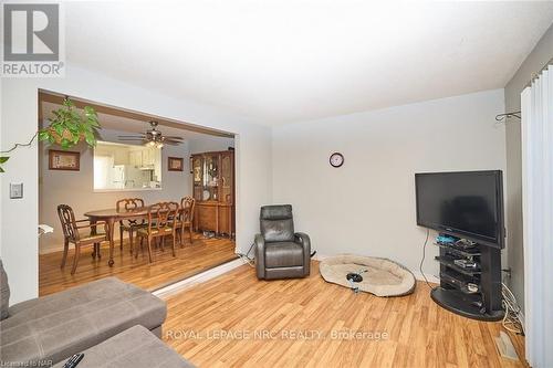 2 - 5982 Dunn Street, Niagara Falls (217 - Arad/Fallsview), ON - Indoor Photo Showing Living Room