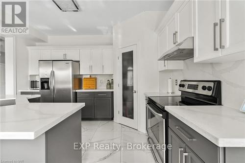 119 Candlewood Drive, Hamilton (Stoney Creek Mountain), ON - Indoor Photo Showing Kitchen With Upgraded Kitchen