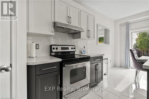 119 Candlewood Drive, Hamilton (Stoney Creek Mountain), ON - Indoor Photo Showing Kitchen