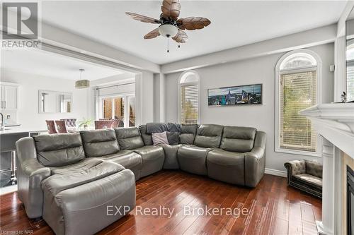 119 Candlewood Drive, Hamilton (Stoney Creek Mountain), ON - Indoor Photo Showing Living Room