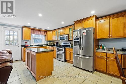 1900 Garrison Road, Fort Erie (334 - Crescent Park), ON - Indoor Photo Showing Kitchen