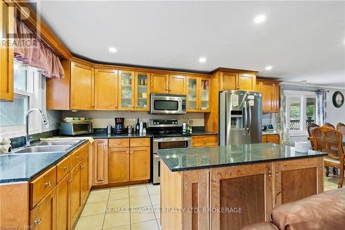 1900 Garrison Road, Fort Erie (334 - Crescent Park), ON - Indoor Photo Showing Kitchen With Double Sink