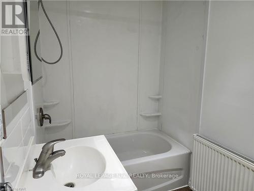 3 - 474 East Main Street, Welland (768 - Welland Downtown), ON - Indoor Photo Showing Bathroom