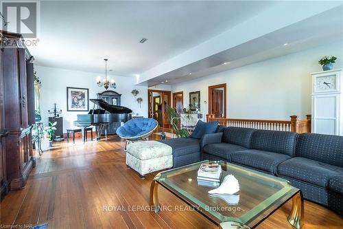 14902 Niagara River Parkway, Niagara-On-The-Lake (106 - Queenston), ON - Indoor Photo Showing Living Room