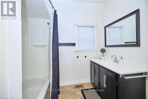 16-16.5 Lakeside Drive, St. Catharines (436 - Port Weller), ON - Indoor Photo Showing Bathroom