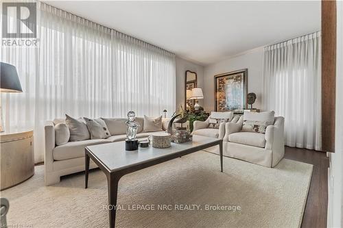 16-16.5 Lakeside Drive, St. Catharines (436 - Port Weller), ON - Indoor Photo Showing Living Room